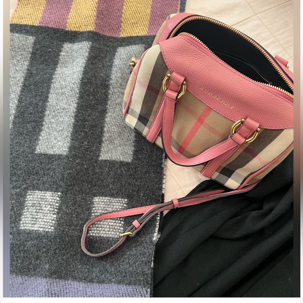 Burberry check mega Scarf. - Picture 4 of 4